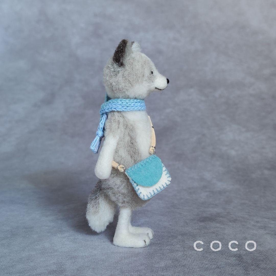 ポシェットを下げたプラチナフォックスさんの子供