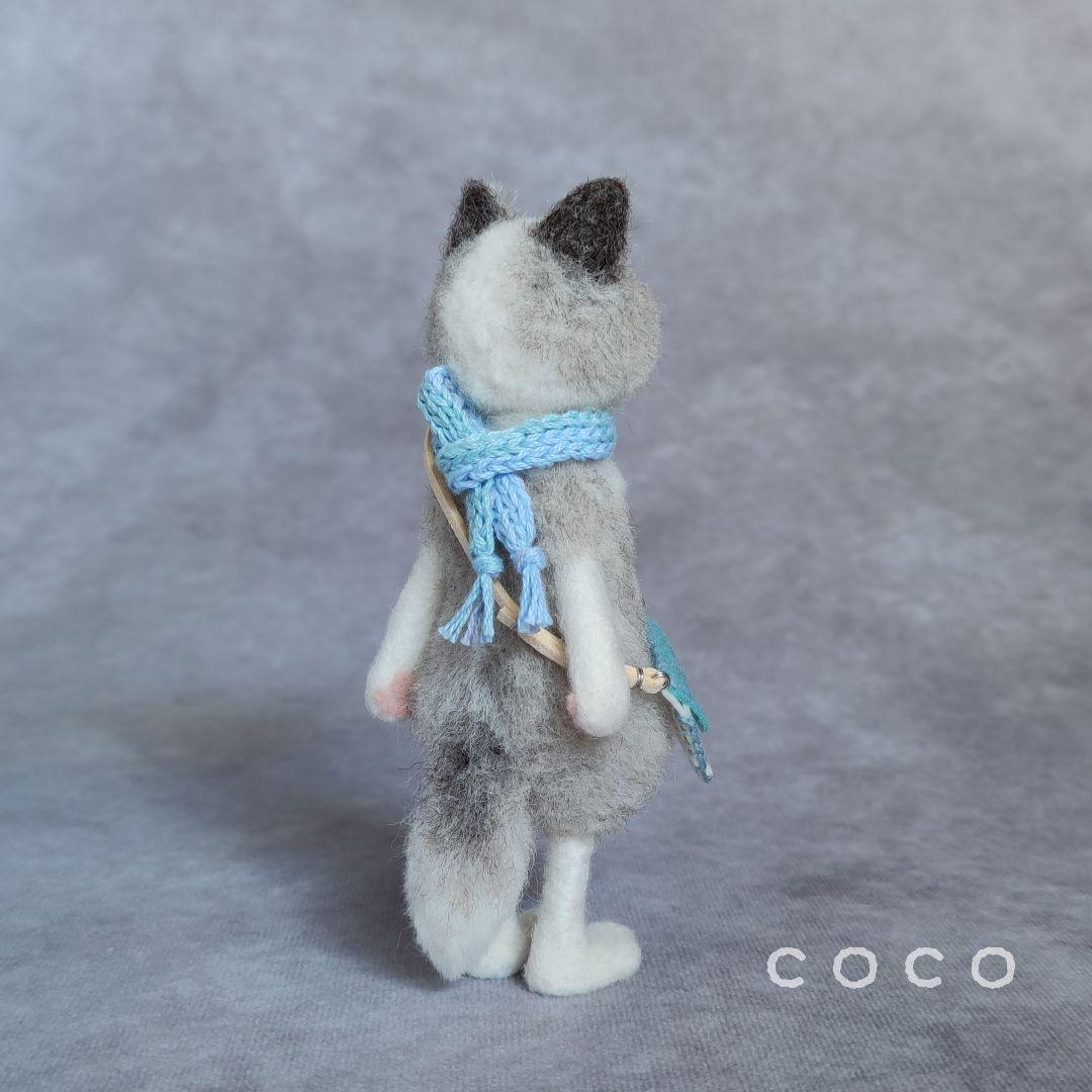 ポシェットを下げたプラチナフォックスさんの子供