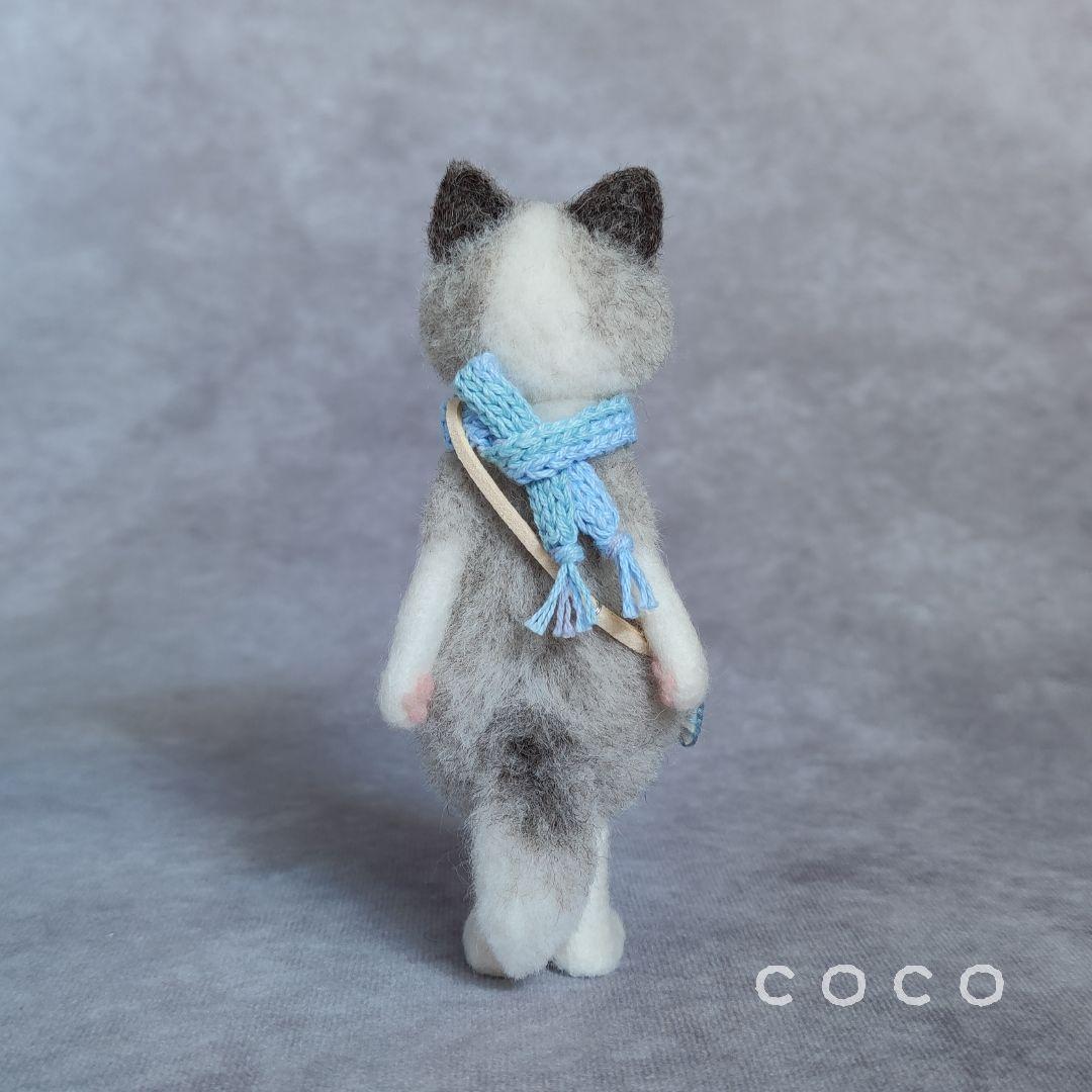 ポシェットを下げたプラチナフォックスさんの子供