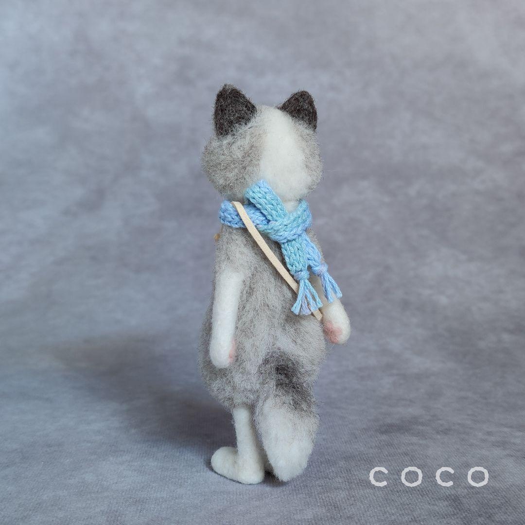 ポシェットを下げたプラチナフォックスさんの子供