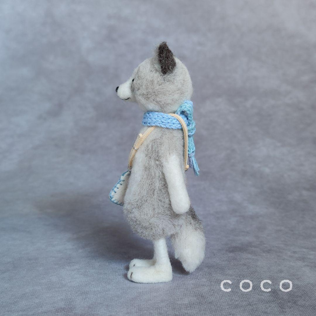 ポシェットを下げたプラチナフォックスさんの子供