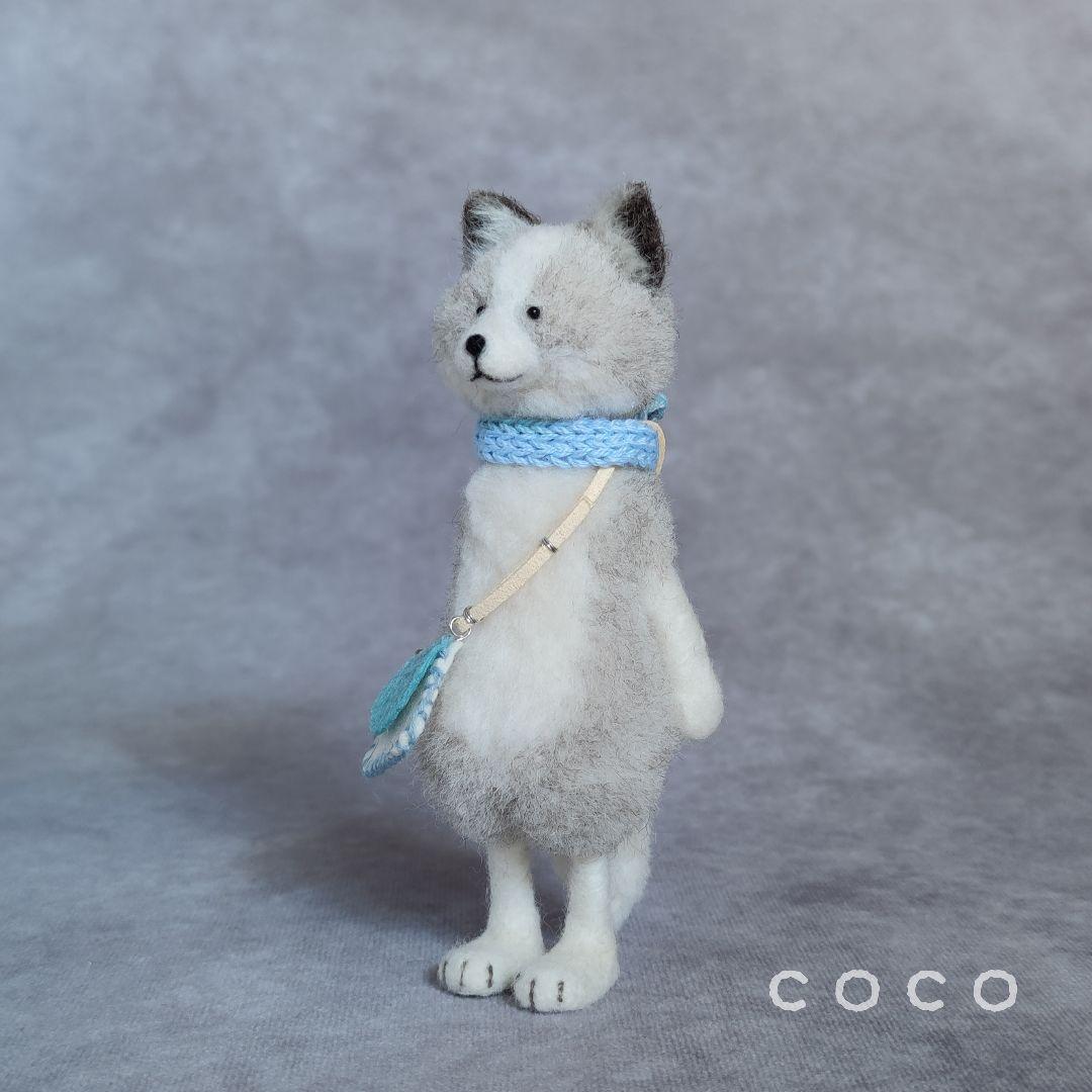 ポシェットを下げたプラチナフォックスさんの子供