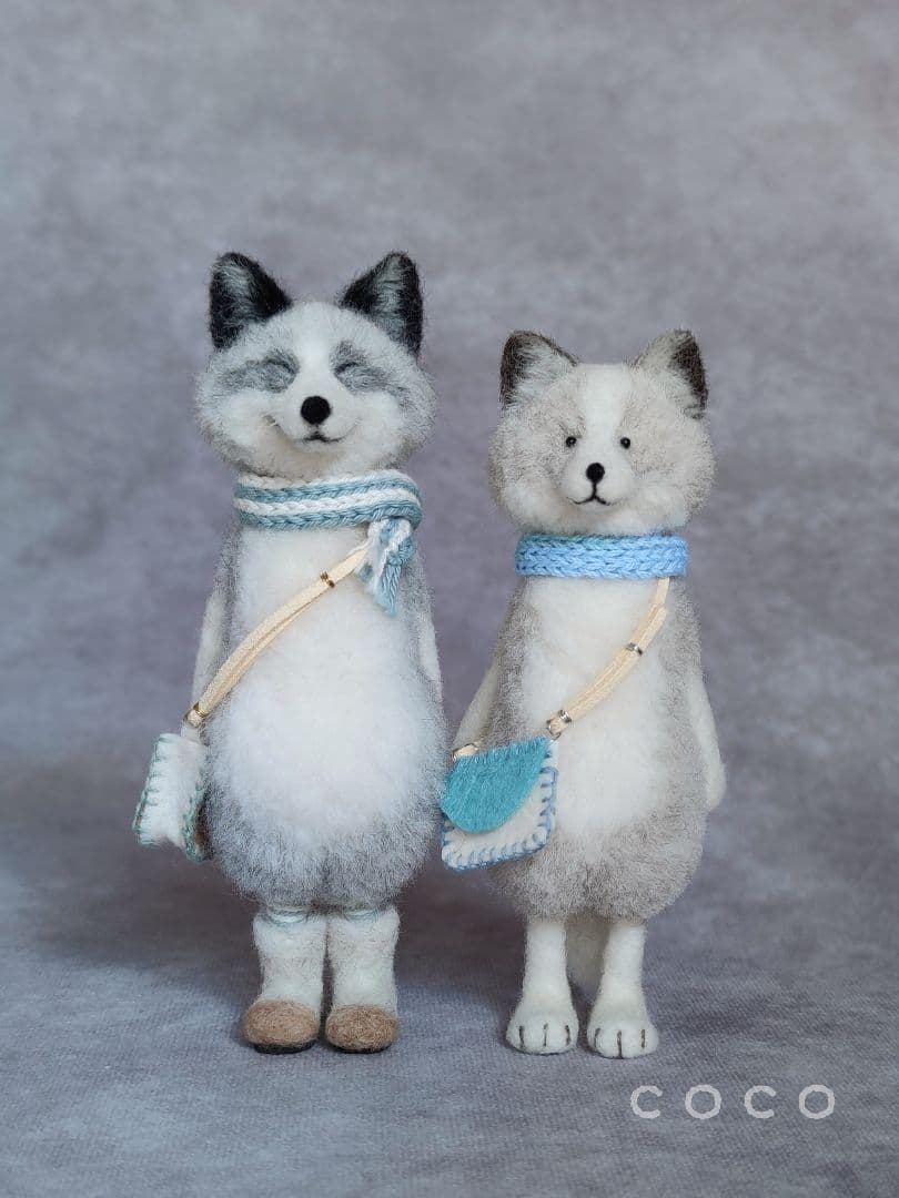 ポシェットを下げたプラチナフォックスさんの子供