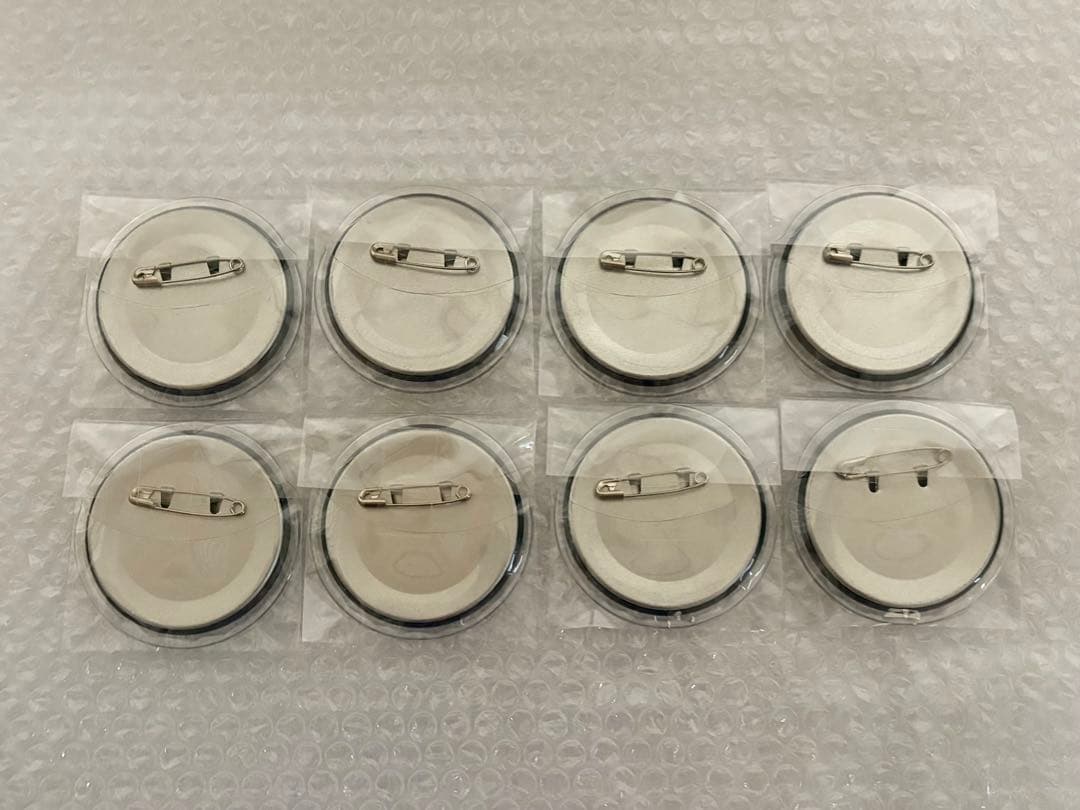 【進撃の巨人】リヴァイ　缶バッジ カバー付き　8個セット バースデーデザイン