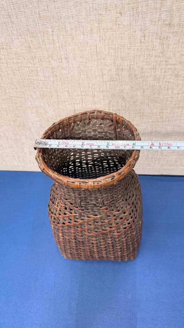 「漁師の籠（びく）の記憶」 ｜ 正方形から円へ変容する、古銅色の立体造形