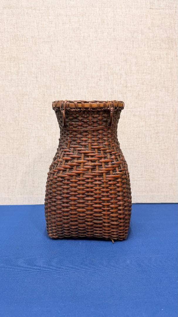 「漁師の籠（びく）の記憶」 ｜ 正方形から円へ変容する、古銅色の立体造形