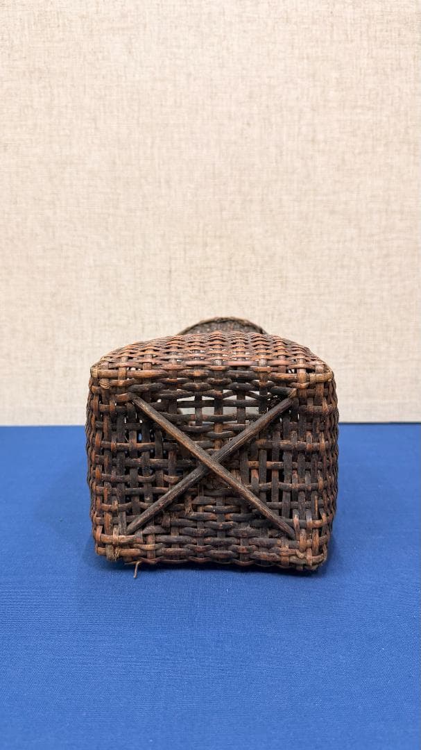 「漁師の籠（びく）の記憶」 ｜ 正方形から円へ変容する、古銅色の立体造形