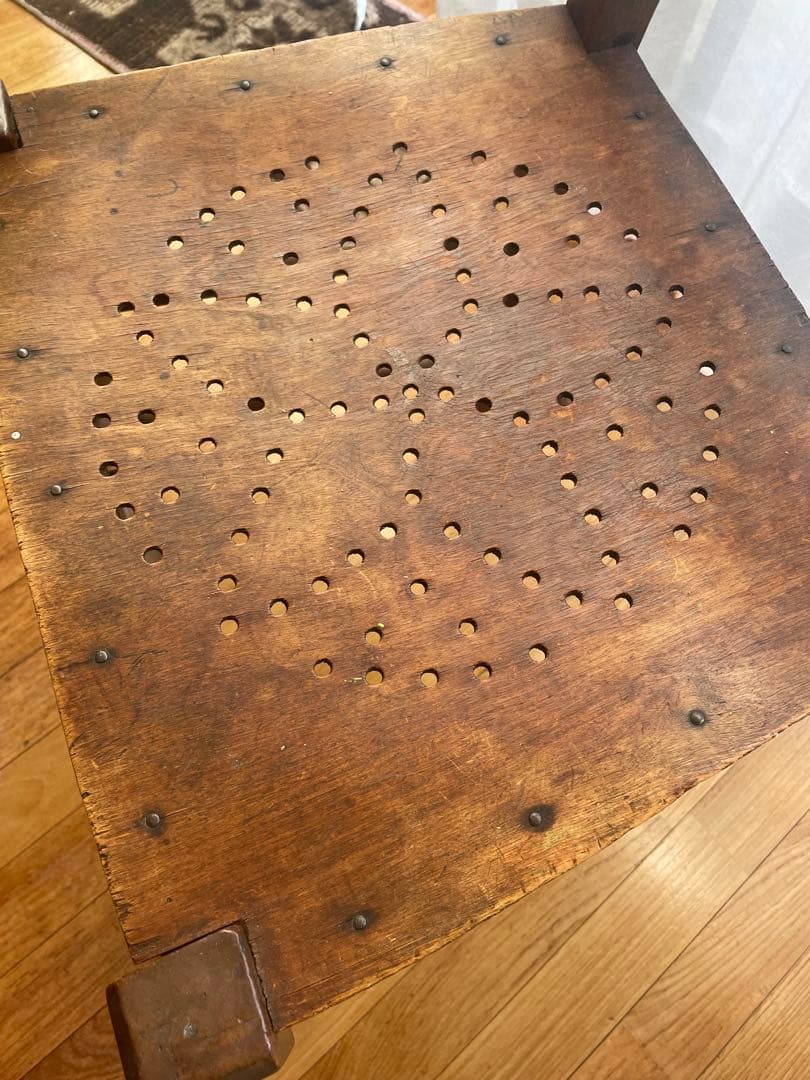 木製クラシックチェア 穴あき座面