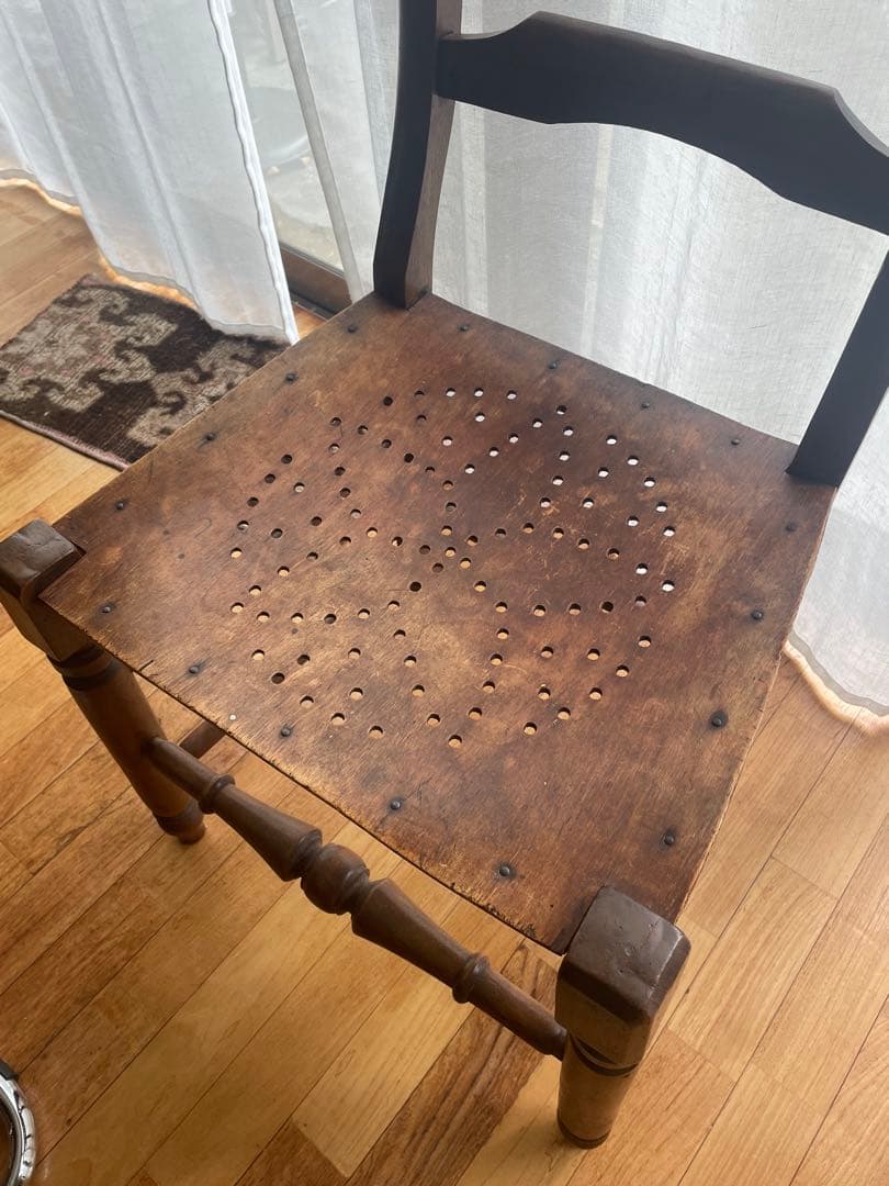 木製クラシックチェア 穴あき座面