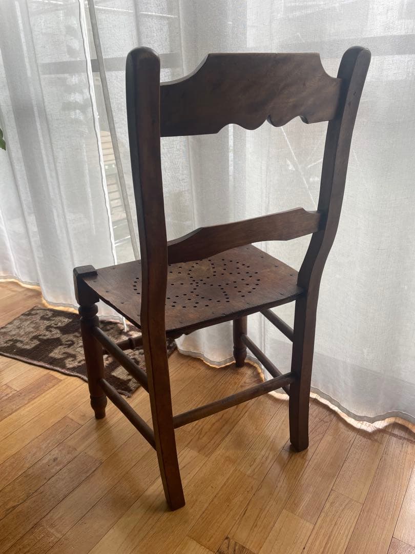 木製クラシックチェア 穴あき座面