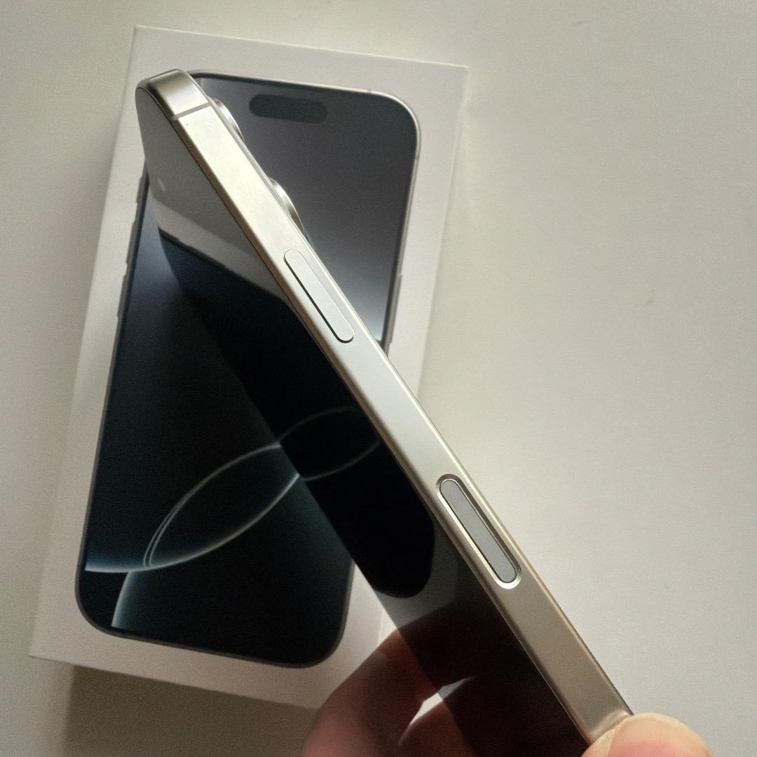 美品　Apple iPhone 16 Pro ホワイト128GB（SIMフリー)