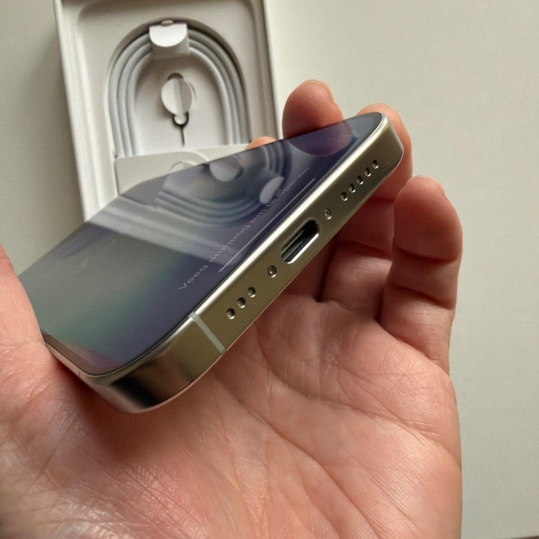 美品　Apple iPhone 16 Pro ホワイト128GB（SIMフリー)