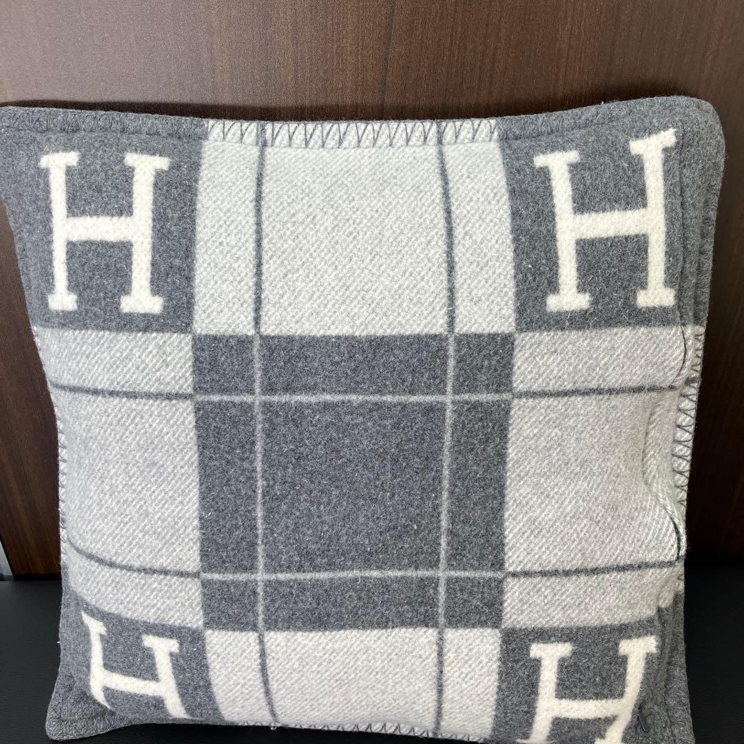 エルメス アヴァロン3 クッション　グレー