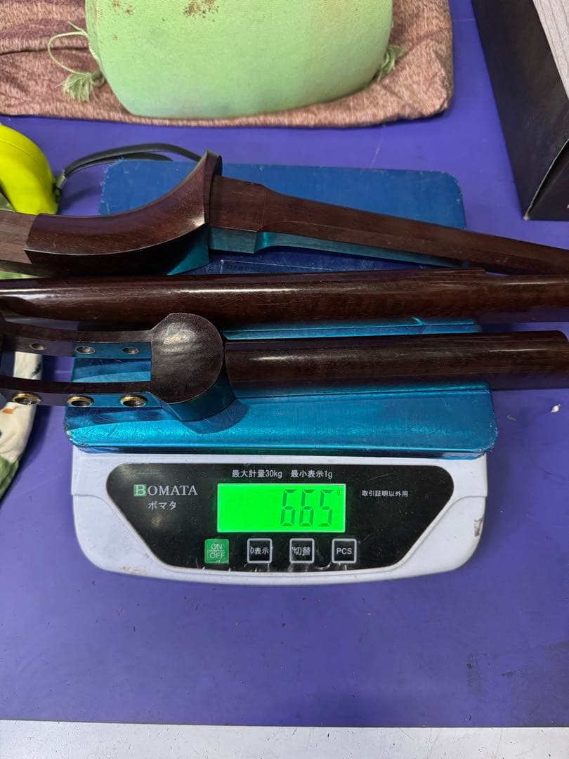 高級三味線 紫檀 天然素材 子持ち綾杉胴 一本溝 金ホゾ 細棹 猫皮 和楽器