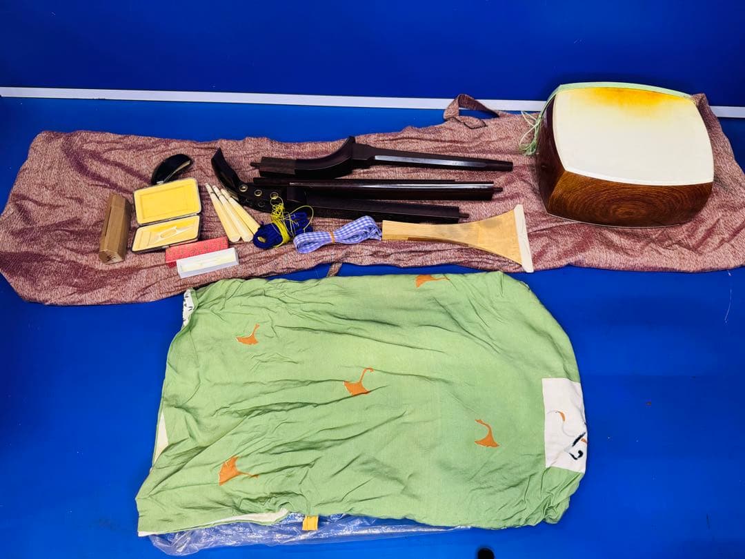 高級三味線 紫檀 天然素材 子持ち綾杉胴 一本溝 金ホゾ 細棹 猫皮 和楽器