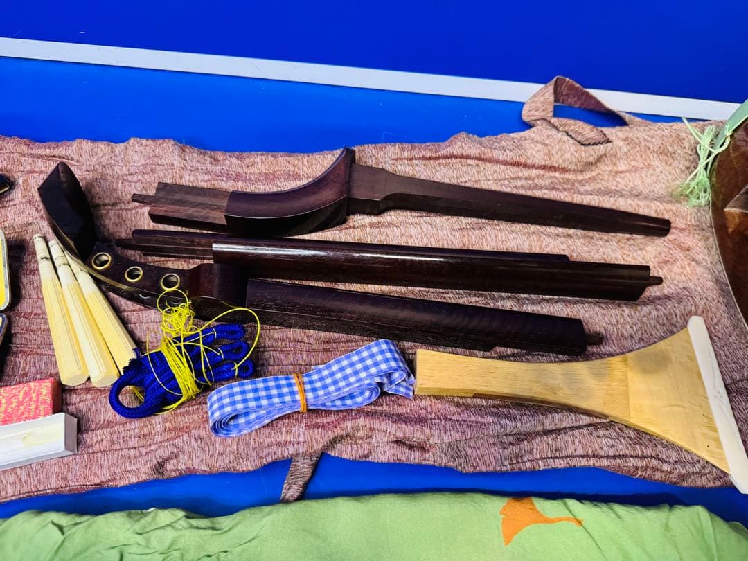 高級三味線 紫檀 天然素材 子持ち綾杉胴 一本溝 金ホゾ 細棹 猫皮 和楽器