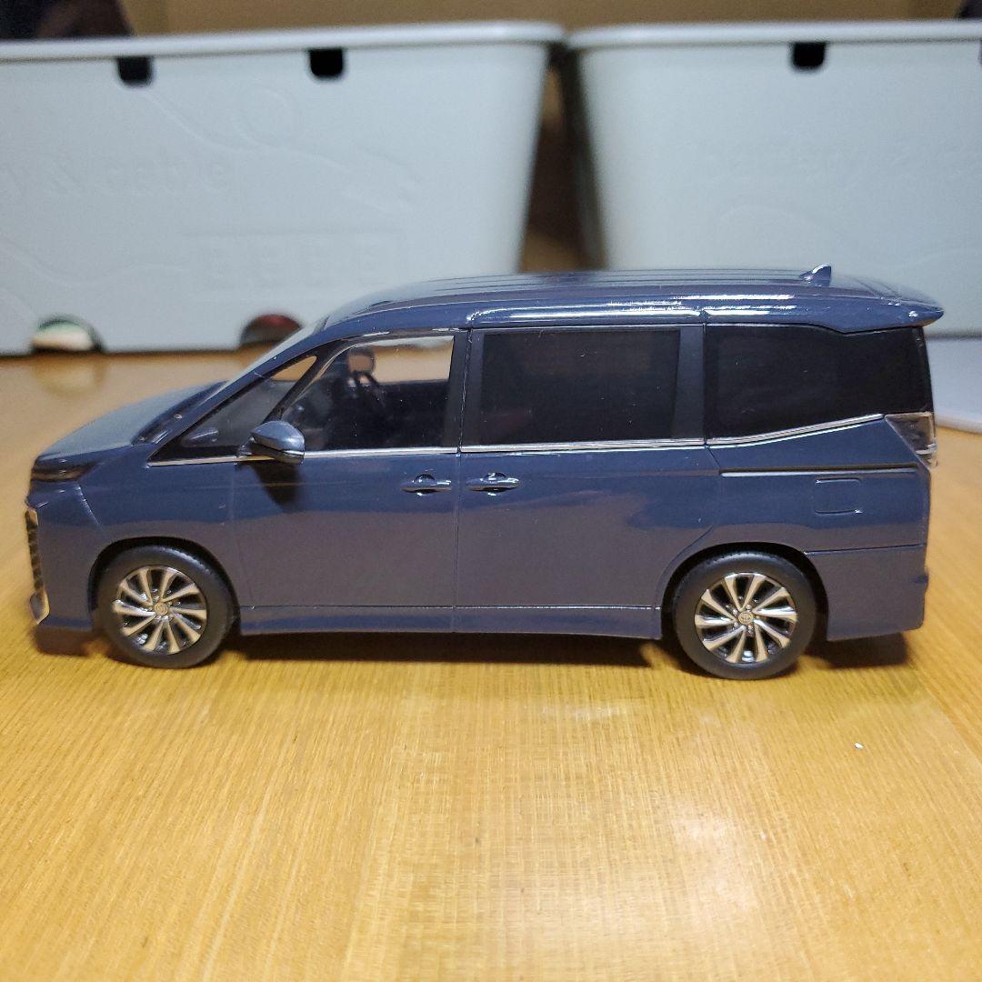 トヨタ VOXY ダークブルー ミニカー