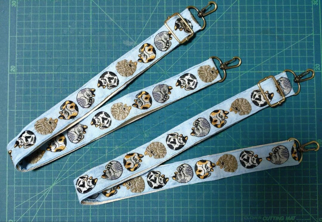 【DORAさま専用】スリム型がま口ボディバッグ　肉球ひも２本+刺繍リボンひも２本