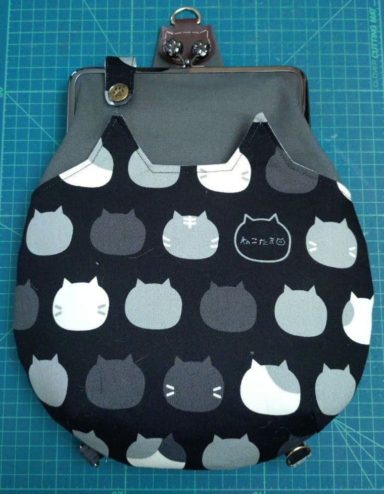 【DORAさま専用】スリム型がま口ボディバッグ　肉球ひも２本+刺繍リボンひも２本