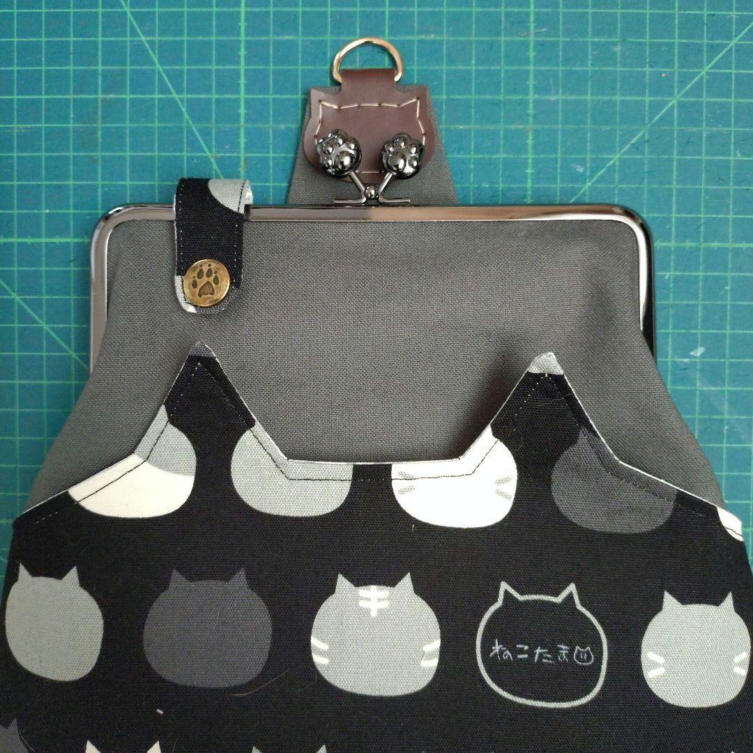 【DORAさま専用】スリム型がま口ボディバッグ　肉球ひも２本+刺繍リボンひも２本