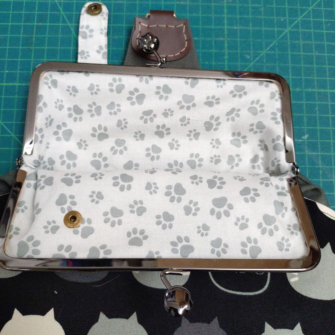 【DORAさま専用】スリム型がま口ボディバッグ　肉球ひも２本+刺繍リボンひも２本