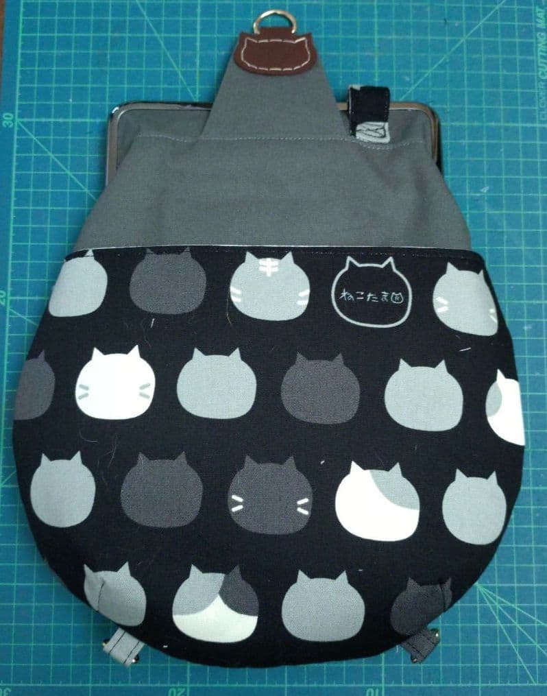 【DORAさま専用】スリム型がま口ボディバッグ　肉球ひも２本+刺繍リボンひも２本