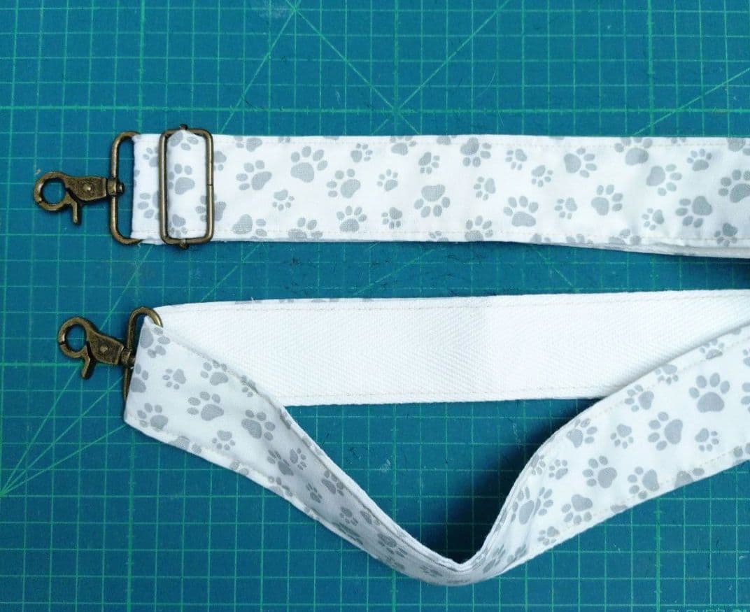 【DORAさま専用】スリム型がま口ボディバッグ　肉球ひも２本+刺繍リボンひも２本