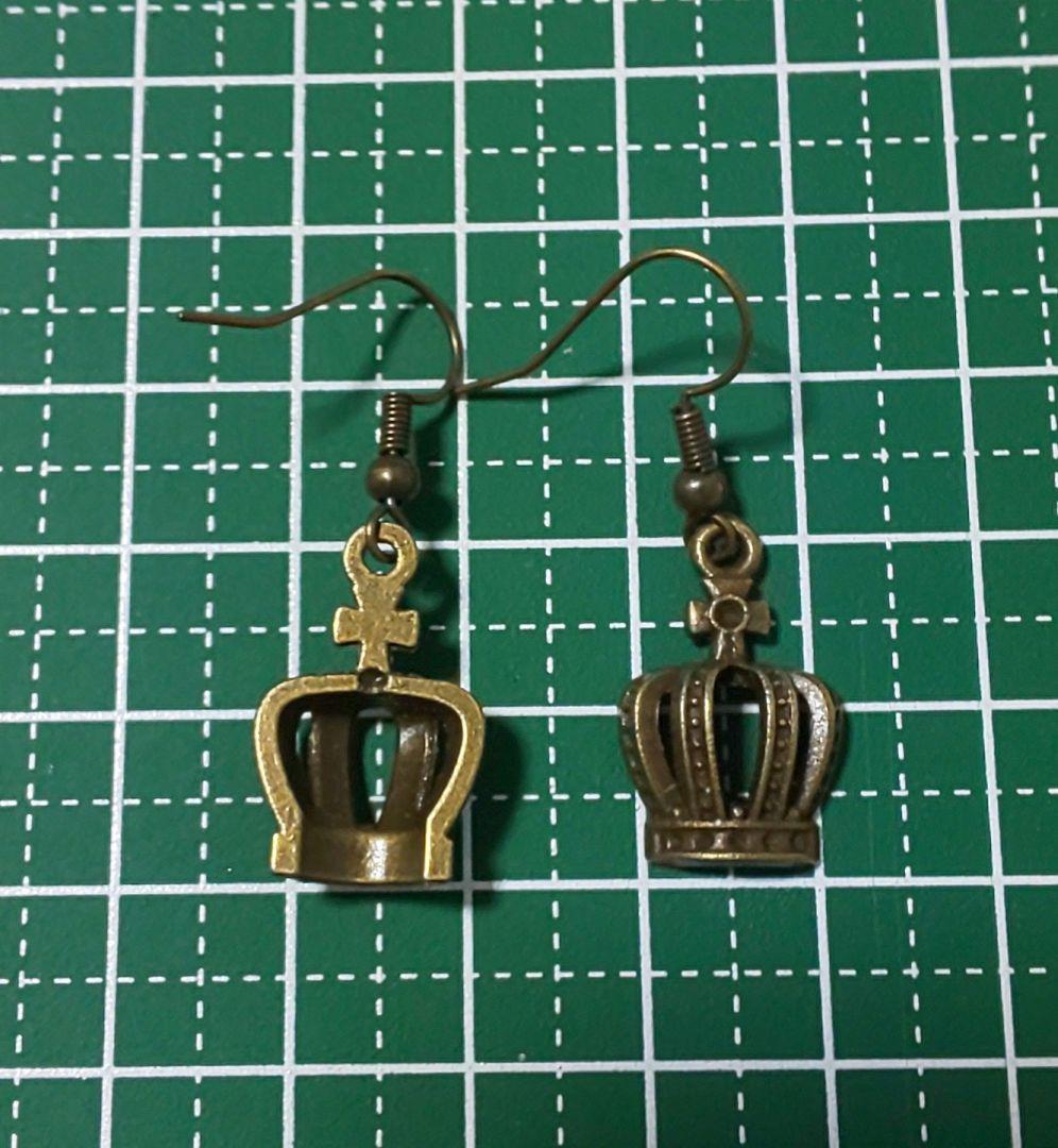 HM　ピアス　アンティークゴールド　クラウンチャーム　王冠モチーフ