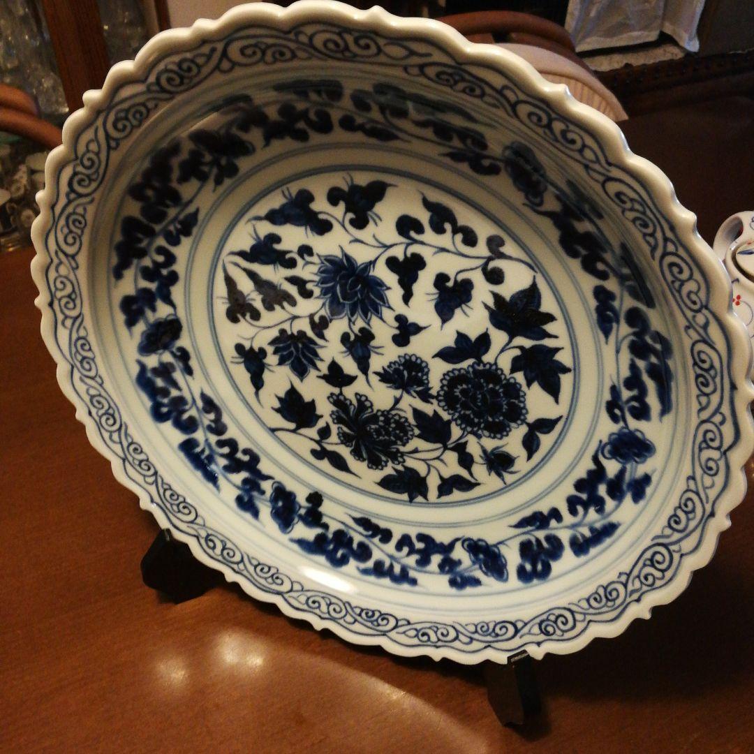 大皿　青い染付が特徴的な陶器の皿