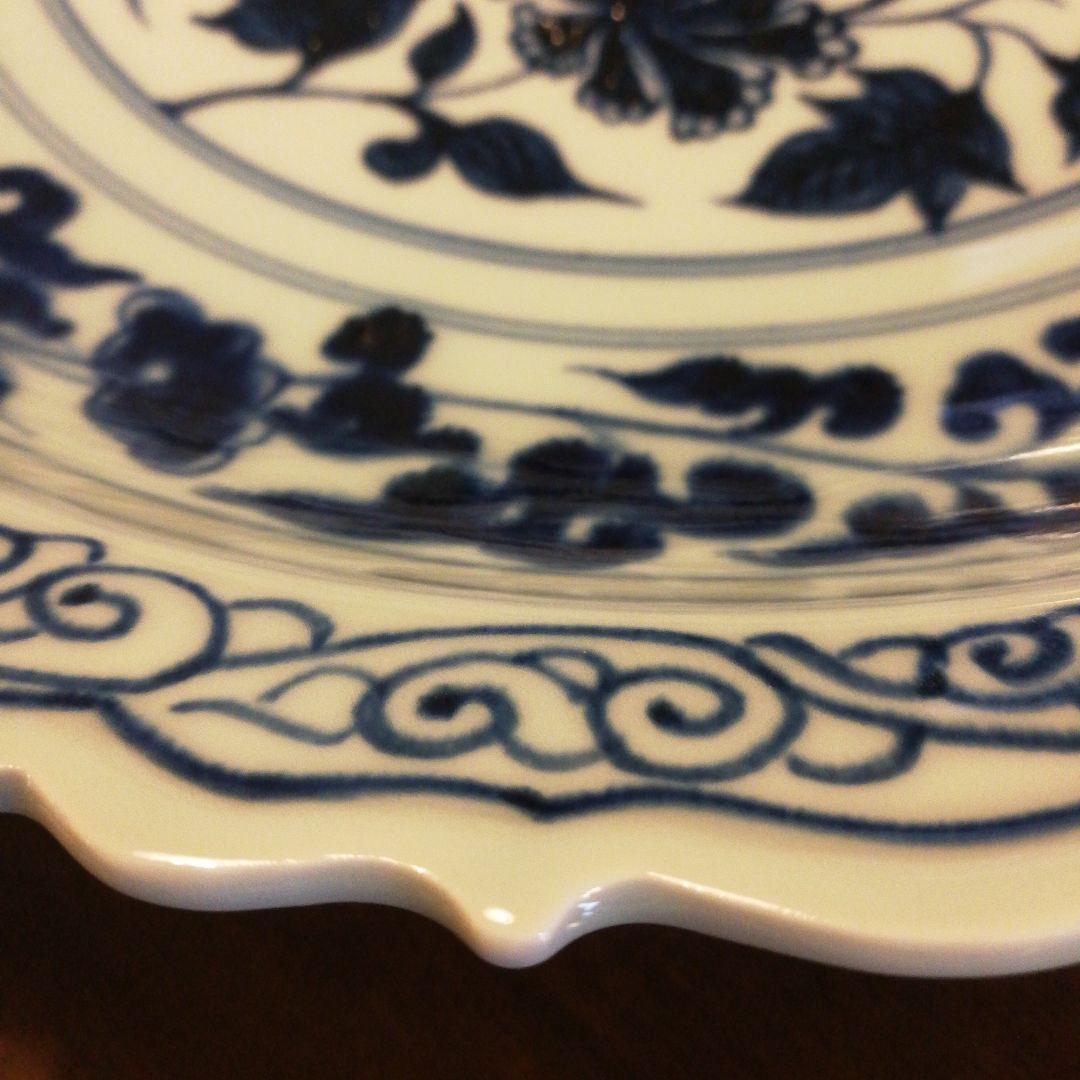 大皿　青い染付が特徴的な陶器の皿