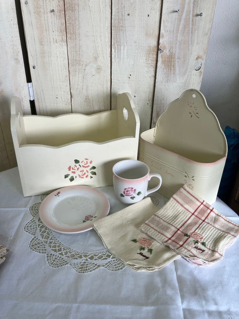 マニー福袋B 木製収納BOXとマニーローズマグプレート食器とティンアルメット缶