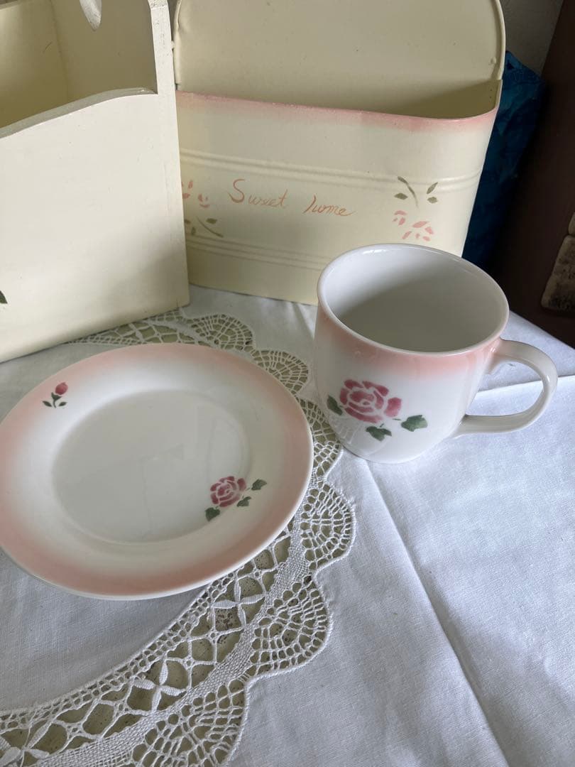 マニー福袋B 木製収納BOXとマニーローズマグプレート食器とティンアルメット缶