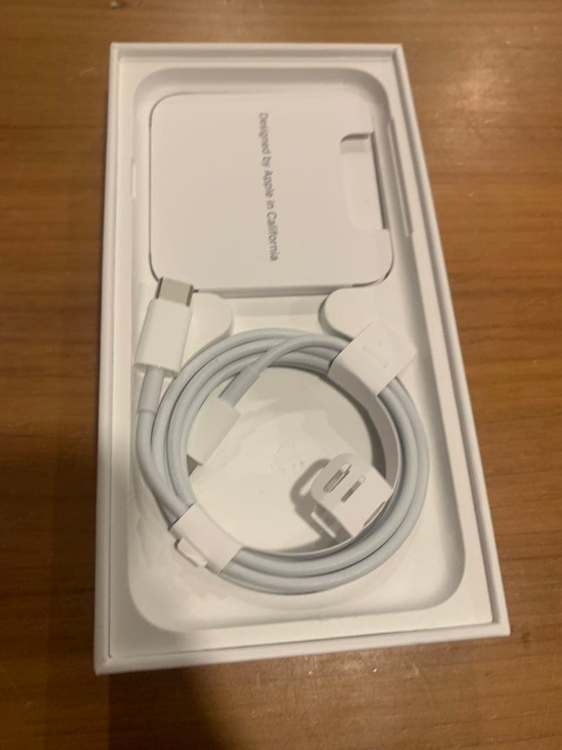 iPhone se 第3世代　スターライト　64ギガ