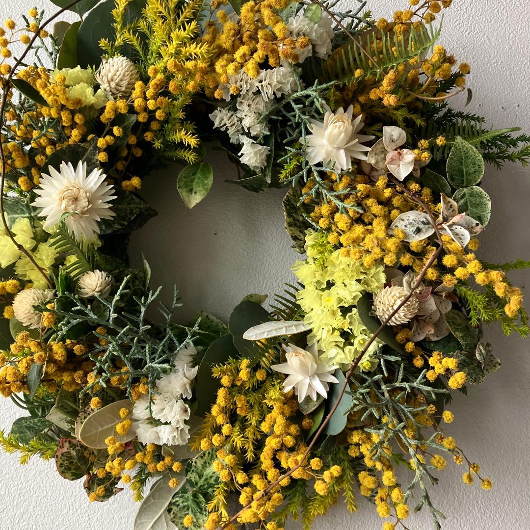 ミランドールミモザとスターチスのイエローホワイトリース　春　貝細工　千日紅