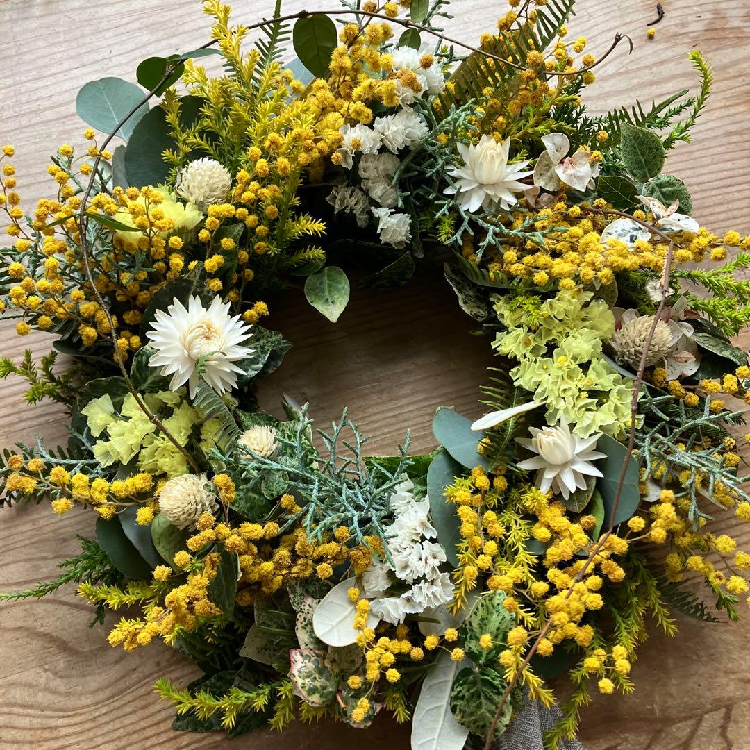 ミランドールミモザとスターチスのイエローホワイトリース　春　貝細工　千日紅