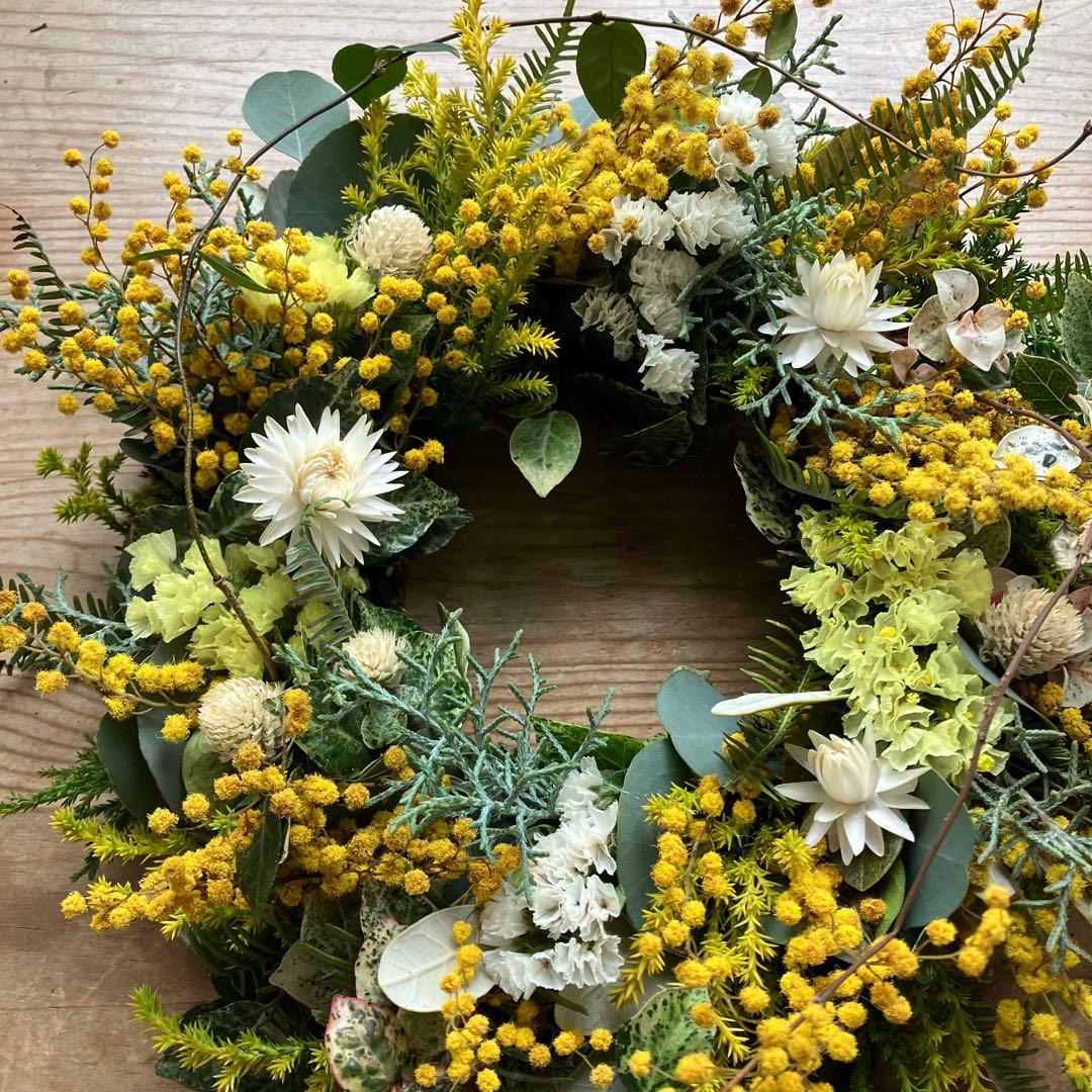 ミランドールミモザとスターチスのイエローホワイトリース　春　貝細工　千日紅