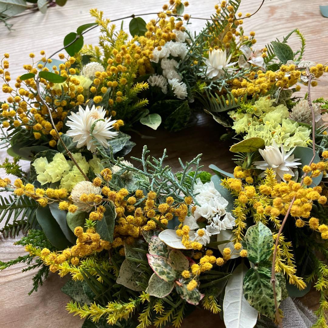 ミランドールミモザとスターチスのイエローホワイトリース　春　貝細工　千日紅