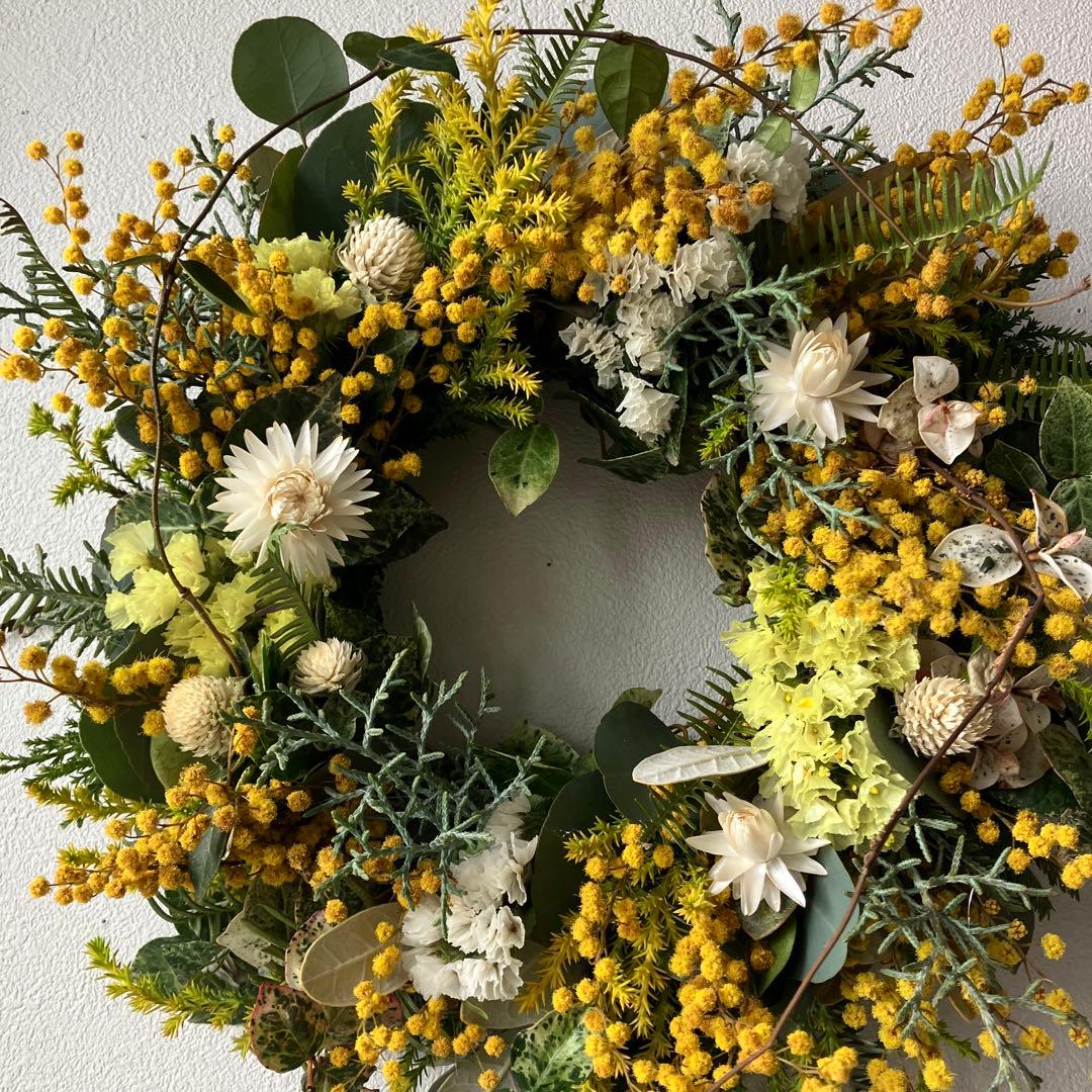 ミランドールミモザとスターチスのイエローホワイトリース　春　貝細工　千日紅