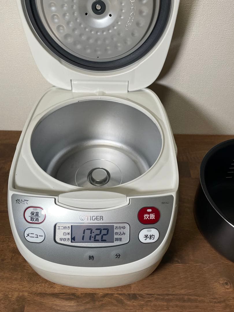【美品】タイガー マイコン炊飯ジャー （5.5合炊き） JBH-G102W