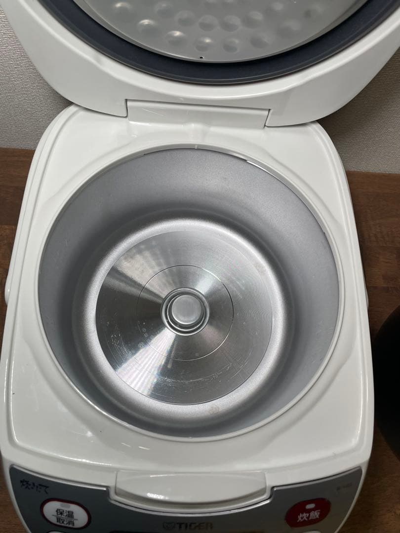 【美品】タイガー マイコン炊飯ジャー （5.5合炊き） JBH-G102W