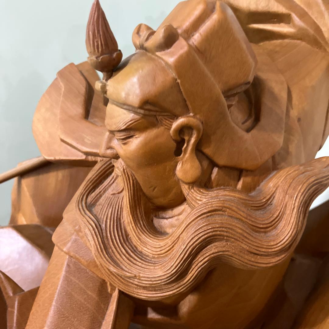 三国志の武将　関羽の木彫の彫刻