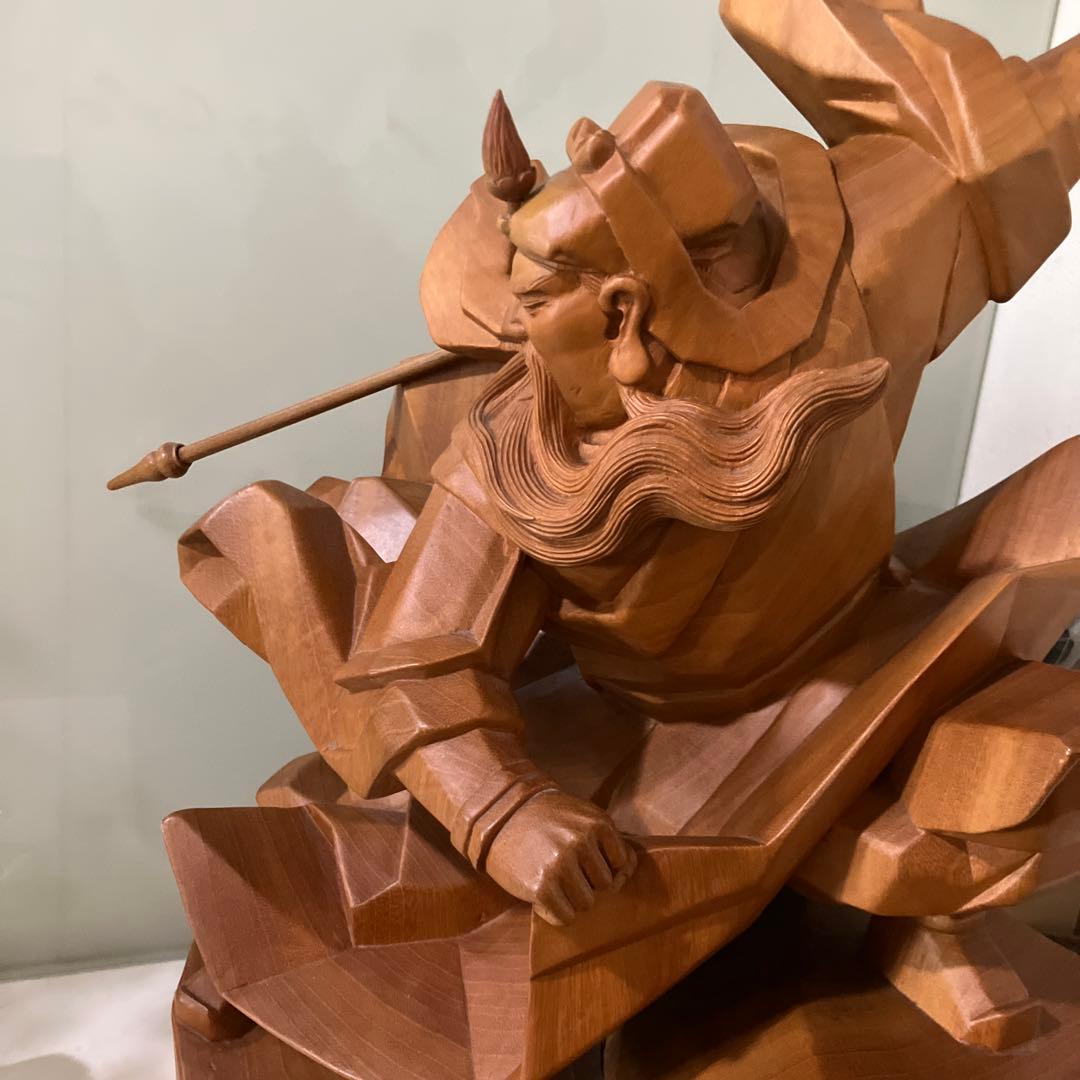 三国志の武将　関羽の木彫の彫刻