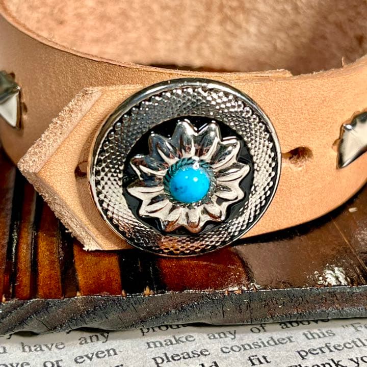 ＊展示品♪ハンドメイド♪ コンチョボタンのスタッズレザーブレスレット＊