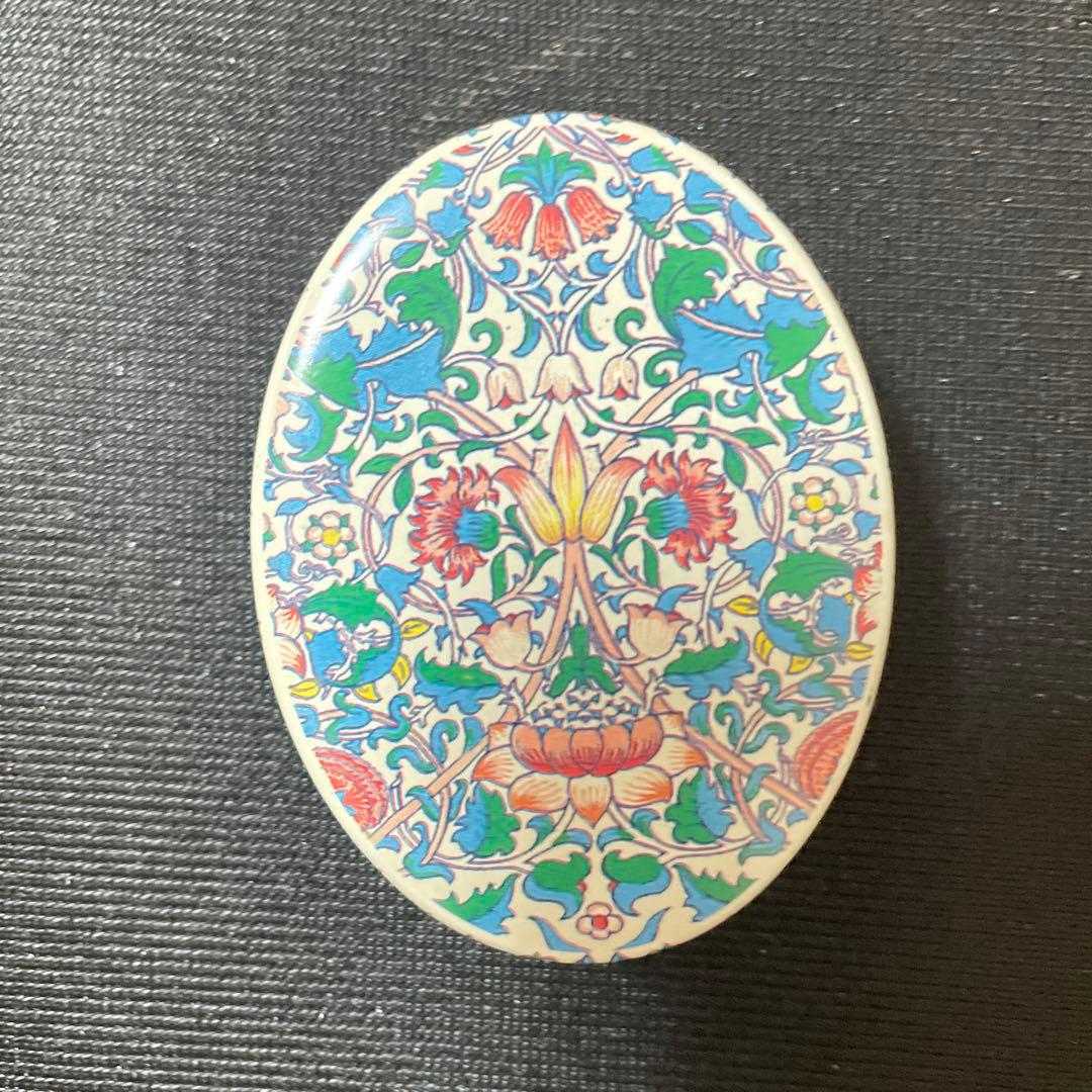 おしゃれな昔のなにかのカンカン