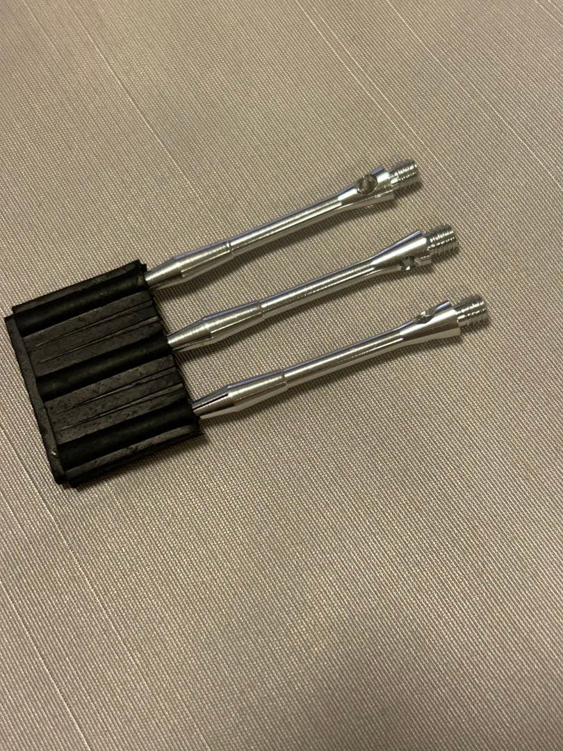 ダーツ３本セット 金属製シャフト 9本、フライト(9枚付)