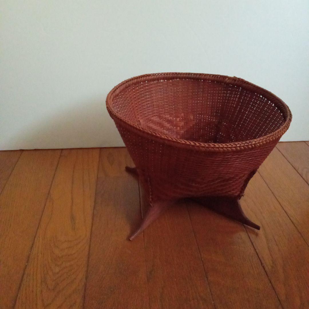 民藝　アジアの籠　 赤茶色 円形 脚付きバスケット