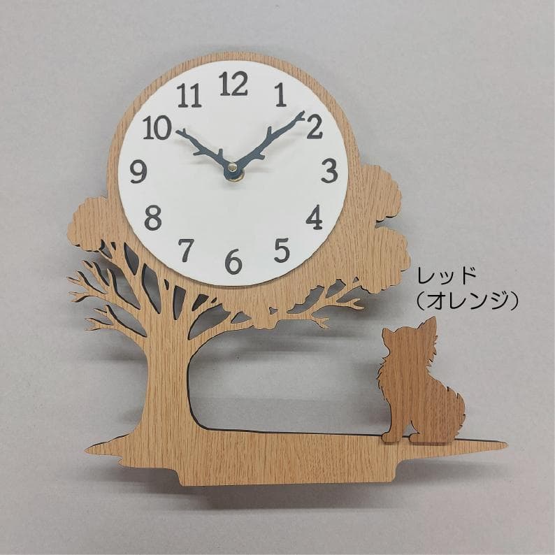 犬種を選べる　木の下で時の流れを見上げるワンちゃんの掛け時計／置時計　　静音