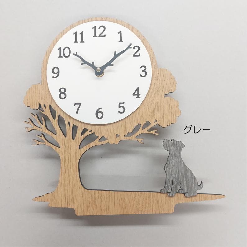 犬種を選べる　木の下で時の流れを見上げるワンちゃんの掛け時計／置時計　　静音