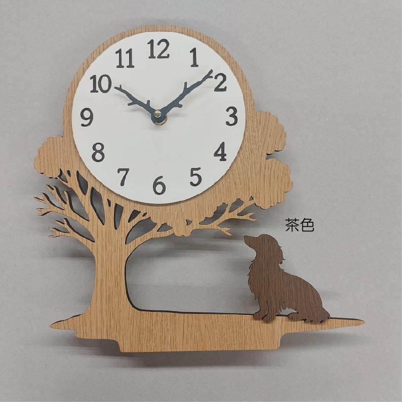 犬種を選べる　木の下で時の流れを見上げるワンちゃんの掛け時計／置時計　　静音