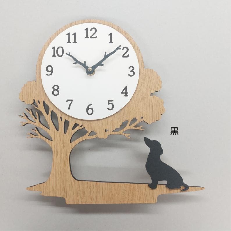 犬種を選べる　木の下で時の流れを見上げるワンちゃんの掛け時計／置時計　　静音